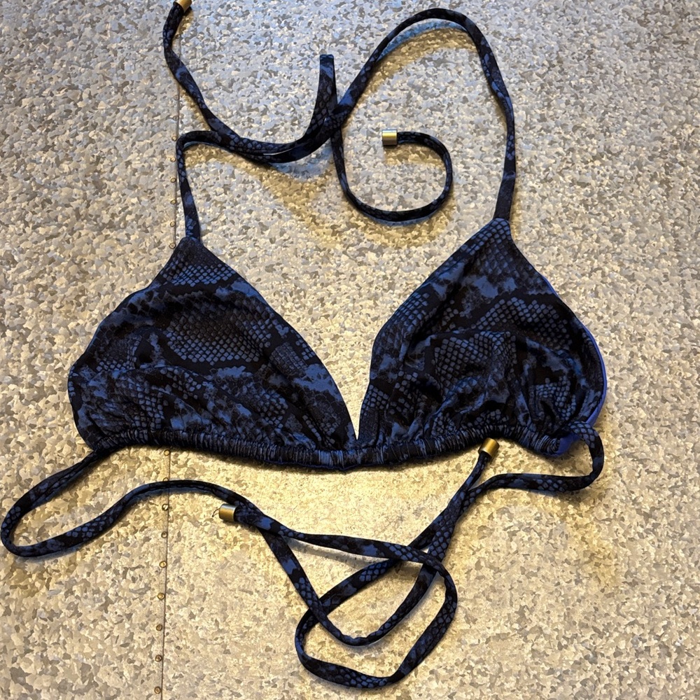 Like New! Women’s Vitamin A Triangle Bikini Top Size Small Blue/Black MSRP $90